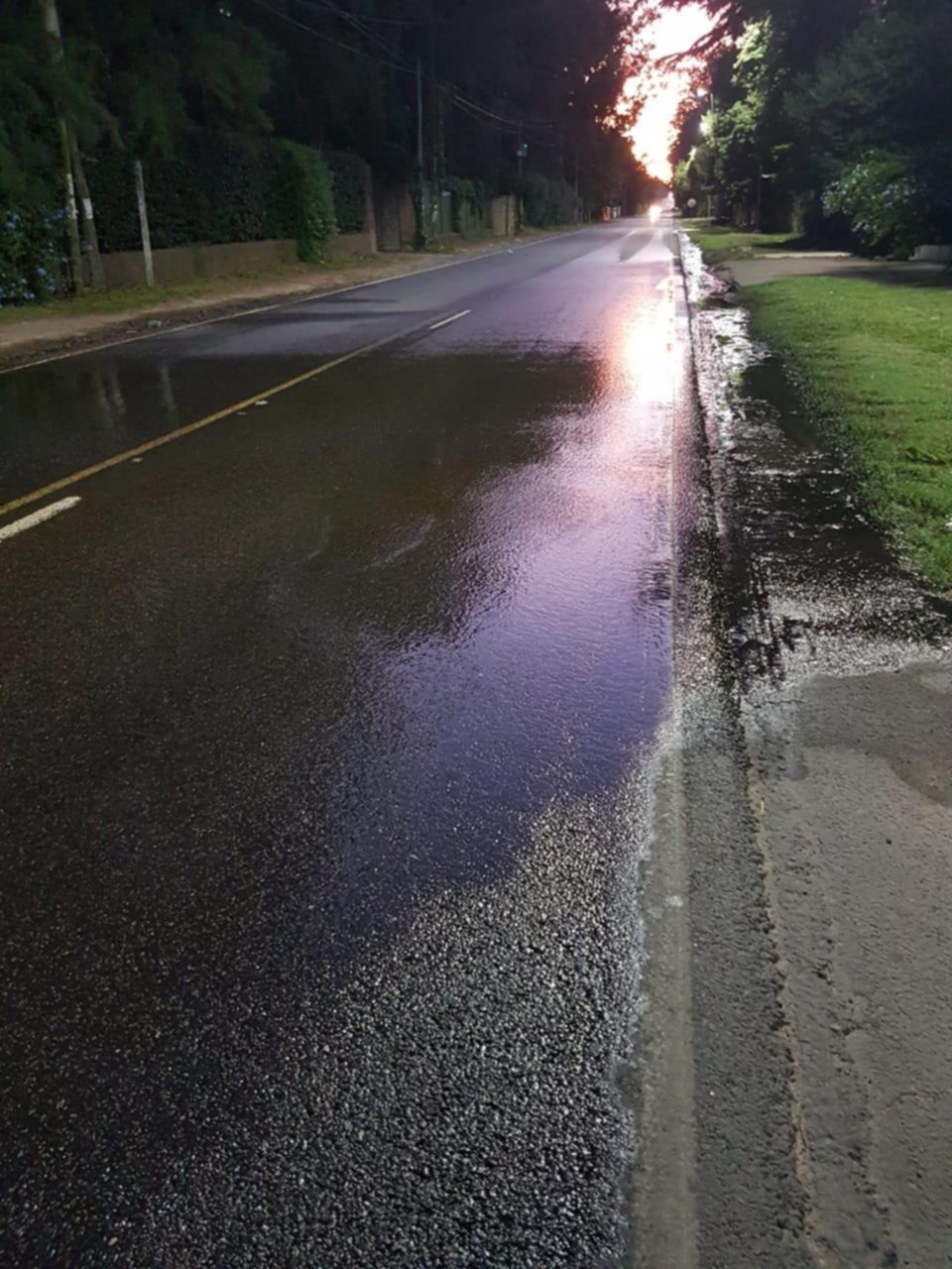 Una enorme pérdida de agua inunda al Camino Belgrano