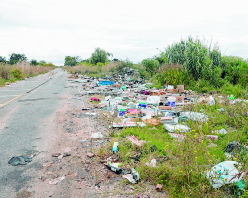 El camino de Villa Elisa a Punta Lara se hunde en la desidia y los basurales