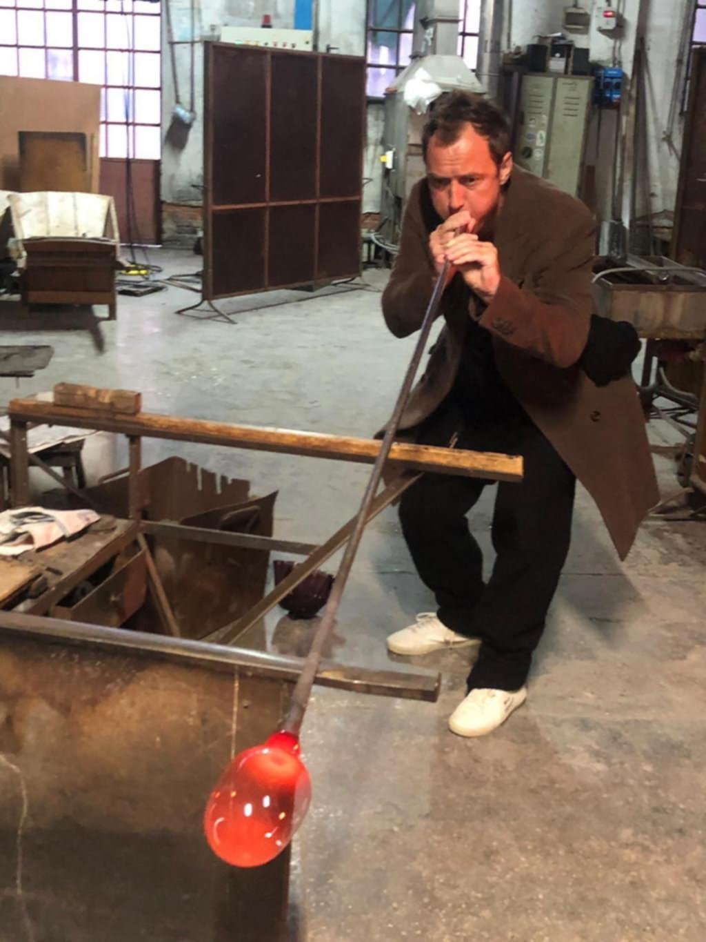 Descanso productivo: Jude Law sopló e hizo botella