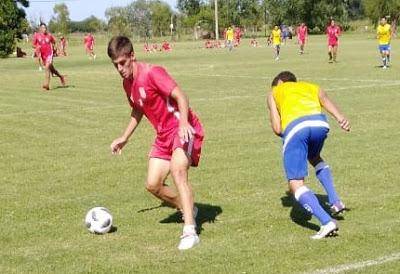 Cambaceres ajusta los detalles con fútbol y goles, y ya le apuntó a Liniers, el primer rival del año