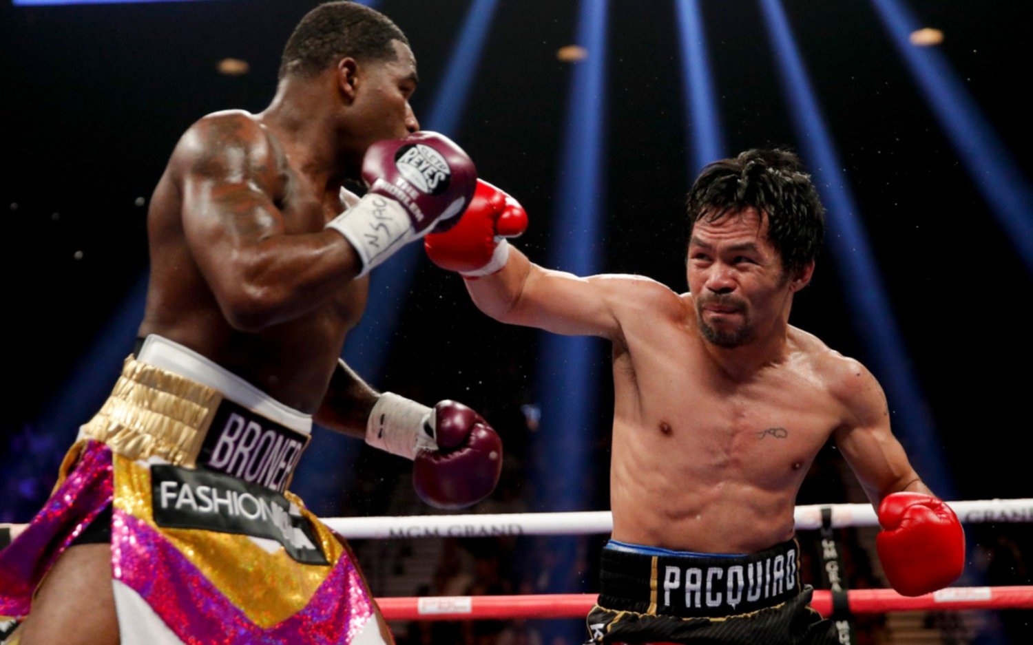 A los 40, "Pacman" derrotó a Broner en Las  Vegas, retuvo el título y agrandó su leyenda