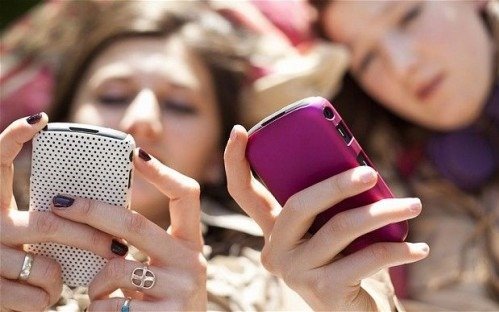 Los adolescentes tienen el celular al alcance de la mano hasta 12 horas al día