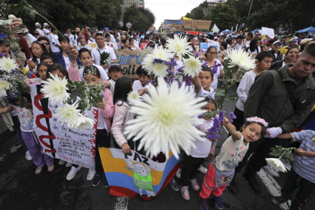 Masiva marcha por la paz en Colombia tras el atentado contra una academia policial