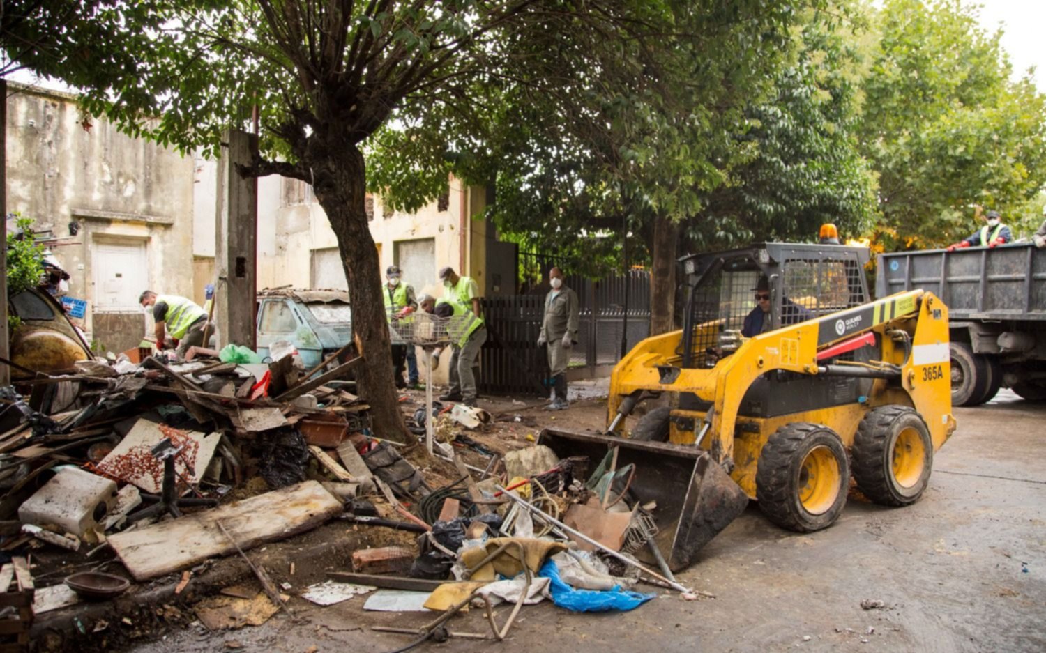 La Comuna limpió la casa de un acumulador quilmeño