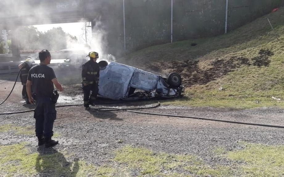 Vuelco, incendio y muerte en la Autopista