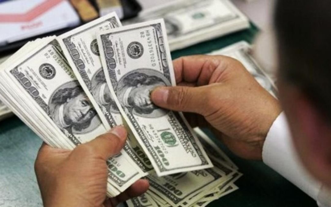 En el comienzo de la semana, el dólar subió 10 centavos y cerró a $38,60