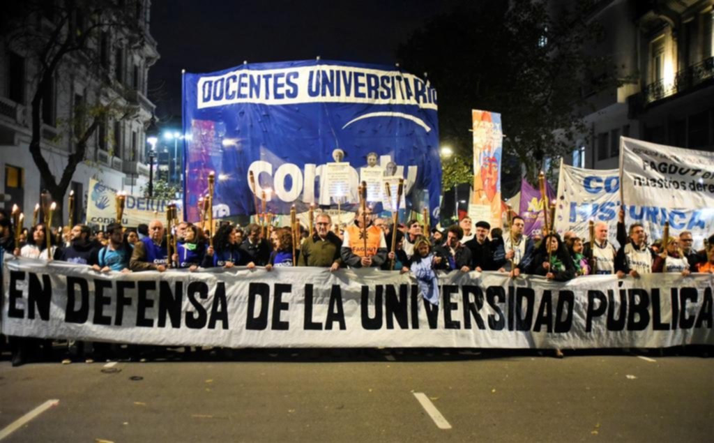 Los docentes universitarios rechazan el aumento del 5% que les otorgó el Gobierno