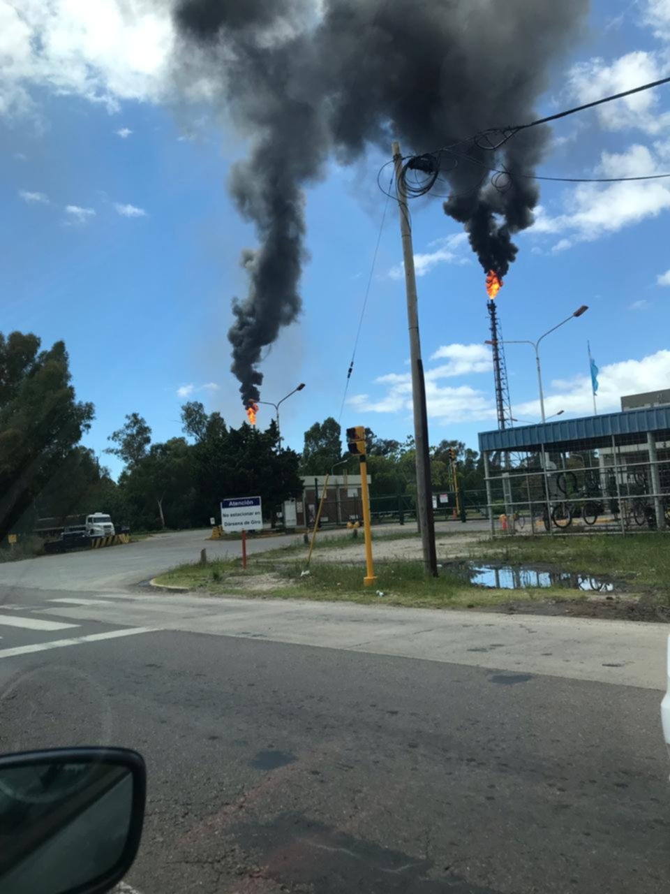 La Refinería volvió a poner en alerta a diferentes barrios por una densa nube de humo