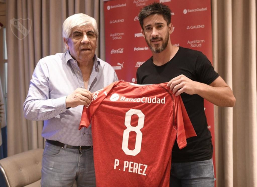 Pablo Pérez ya posó con la camiseta de Independiente