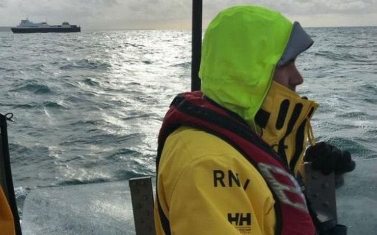 Encontraron objetos flotando pero suspenden la búsqueda de Emiliano Sala