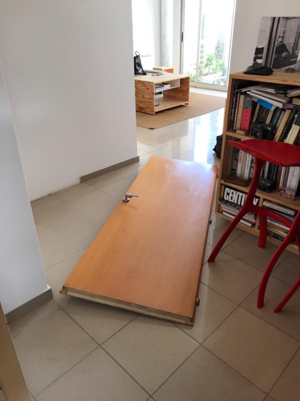 Se despertó con un intruso en su casa y saltó por el balcón
