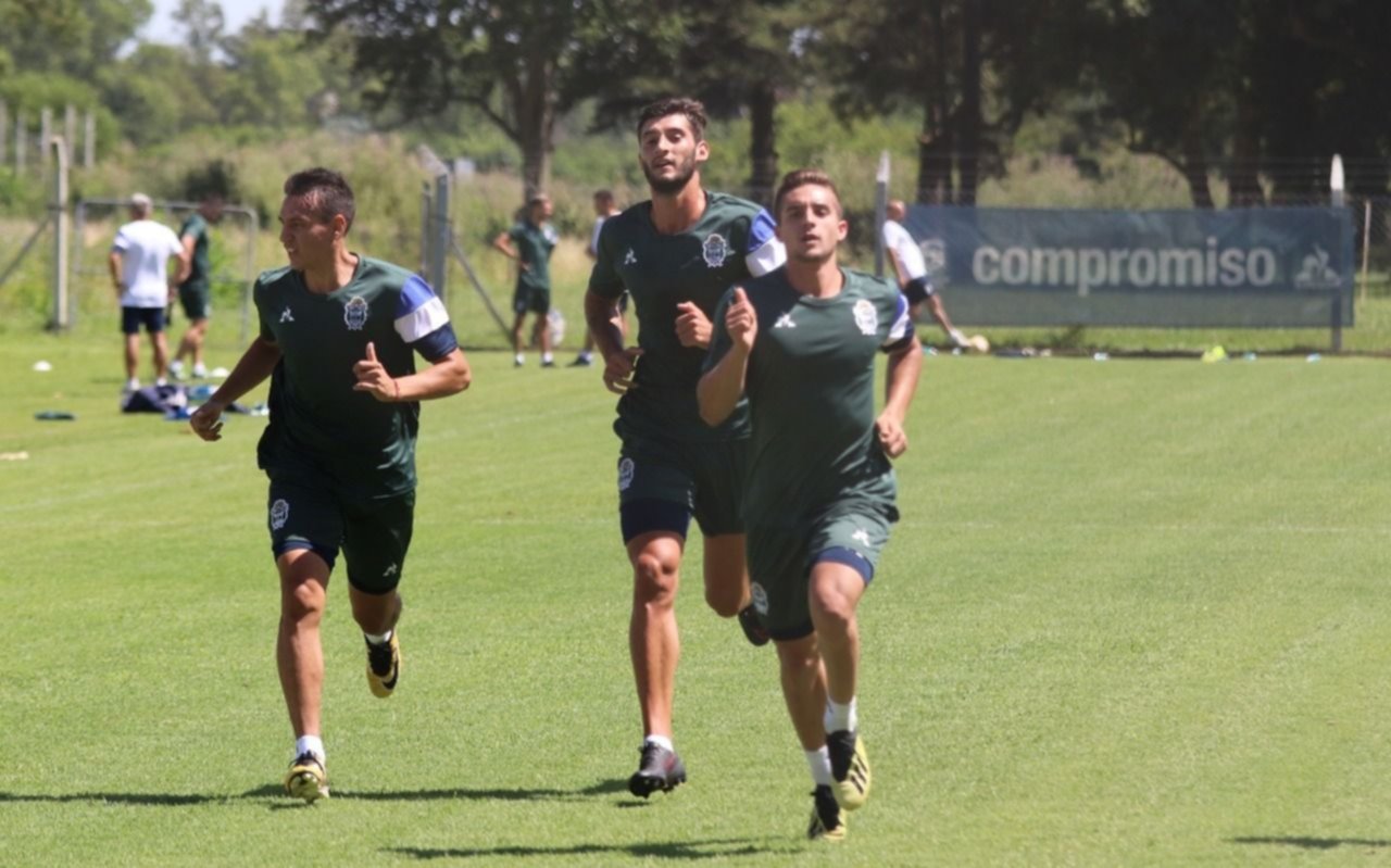 Troglio paró el equipo para viajar a Tucumán en el reinicio de la Superliga