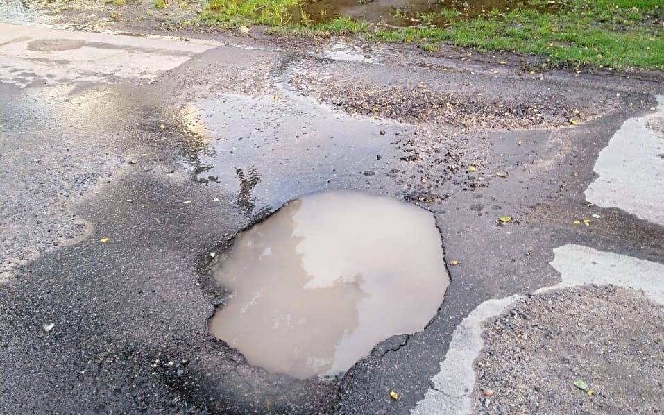 Pérdida de agua y rotura del  asfalto en 24, 500 y 501