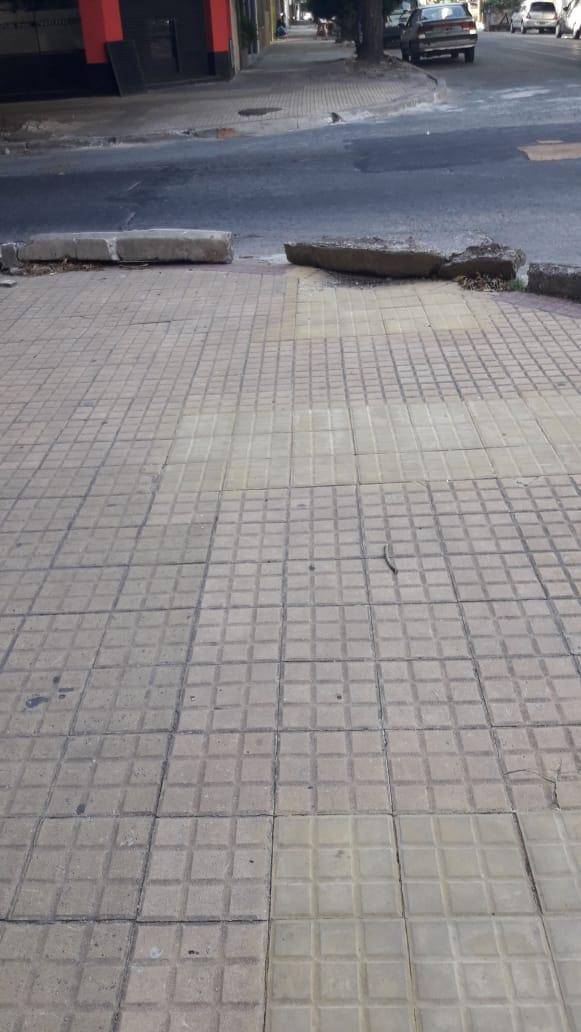 Denunciaron que tras obras de ABSA se arruinó la vereda