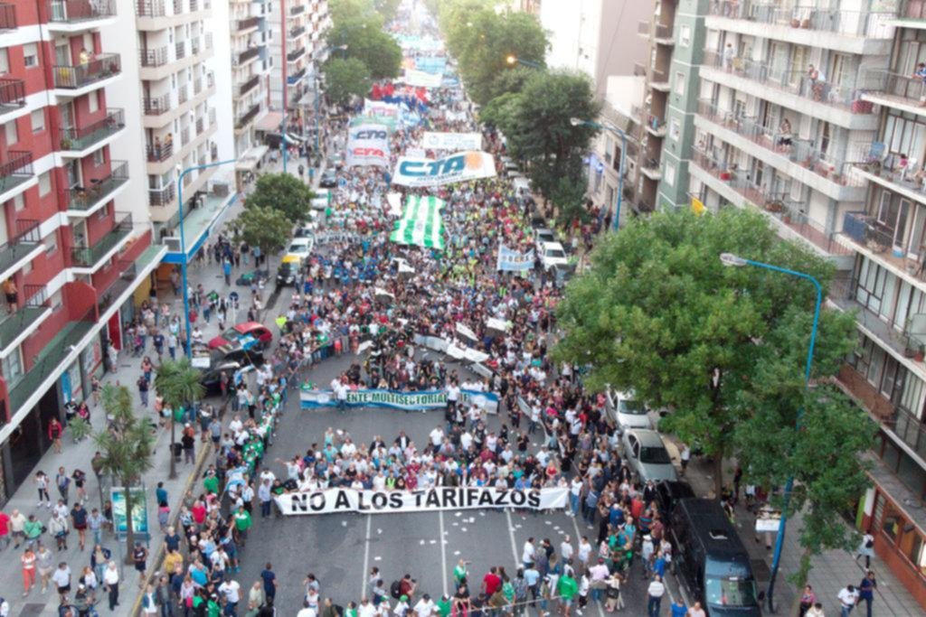 Marcha en Mar del Plata contra los tarifazos con amenaza de otro paro