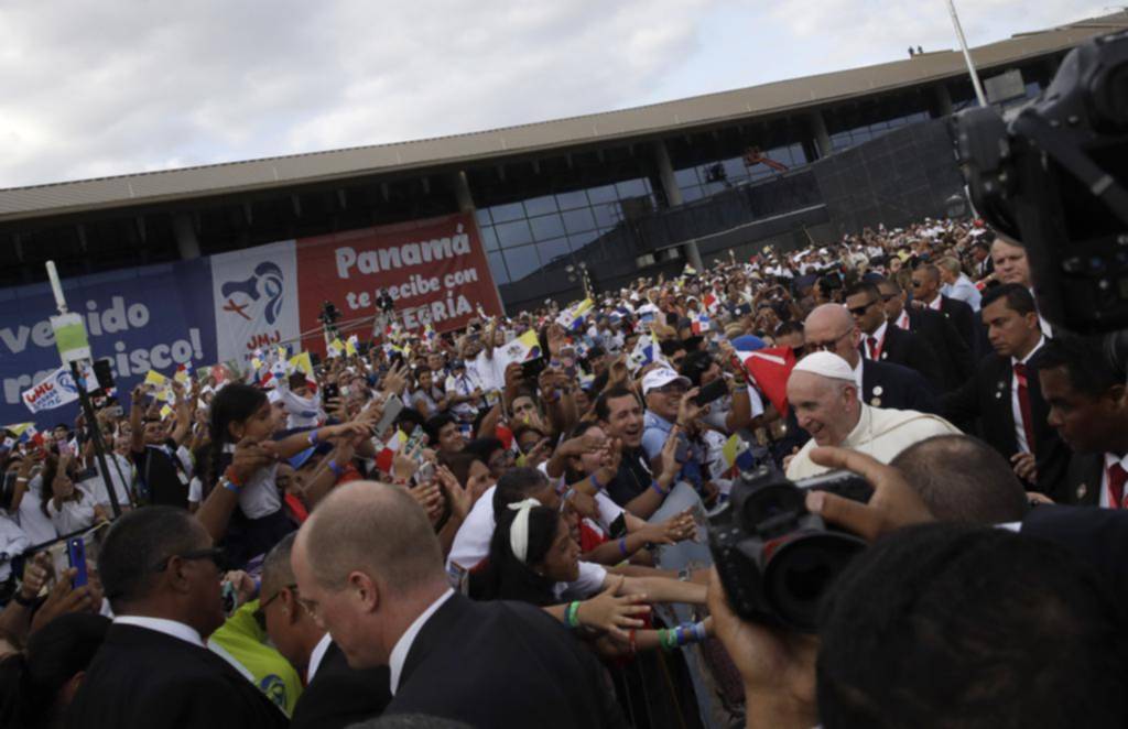 Francisco no habla de Venezuela, pero “sigue de cerca los acontecimientos”