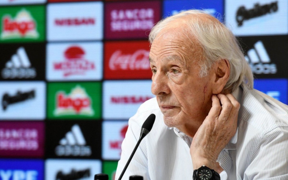 Menotti: "No sirve creer que si viene Messi estamos salvados"