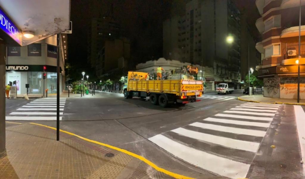 En las zonas comerciales, para ordenar el estacionamiento, le apuestan al color