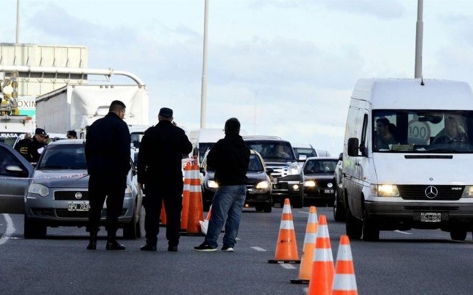 Se registraron demoras en la Autopista por el choque de un auto contra un camión