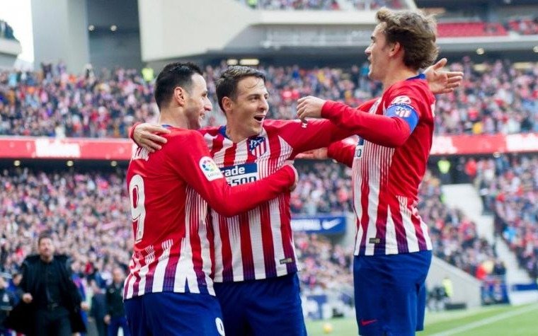 El Atlético del "Cholo" Simeone continúa al acecho del líder Barcelona