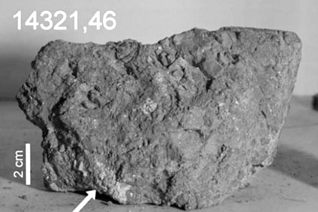 Revelan que la piedra más antigua de la Tierra fue encontrada en suelo lunar