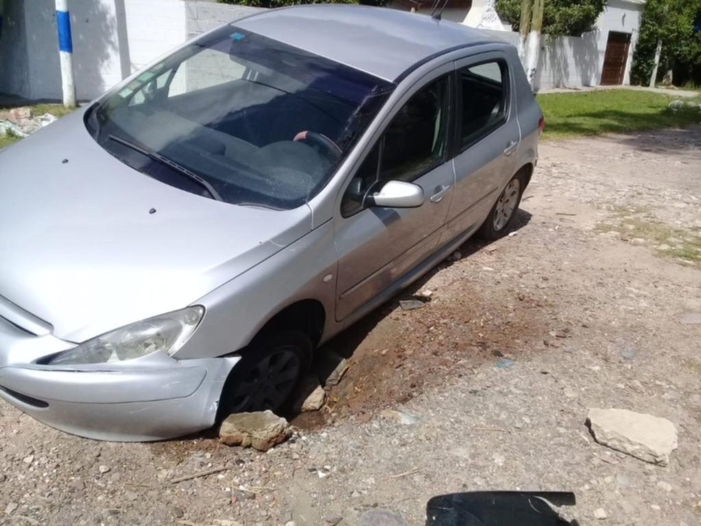 La calle se “tragó” un auto en 9 y 98 de Villa Elvira