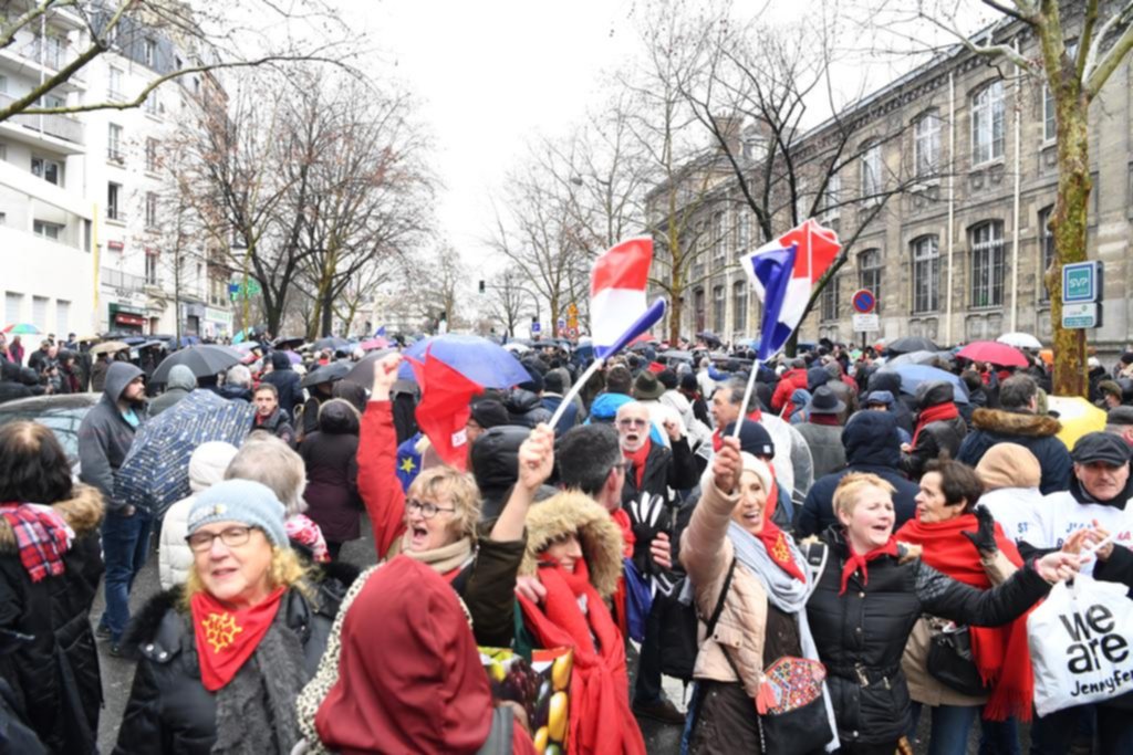 Francia: “pañuelos rojos” contra la violencia