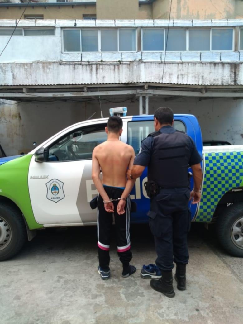 Con un revólver 22, un adolescente vació la caja de un negocio del Centro