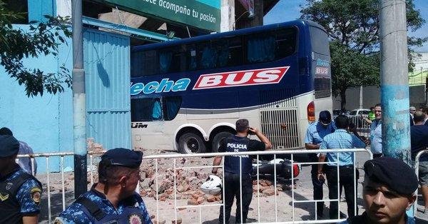 Insólito: el colectivo de Unión tiró una pared del estadio