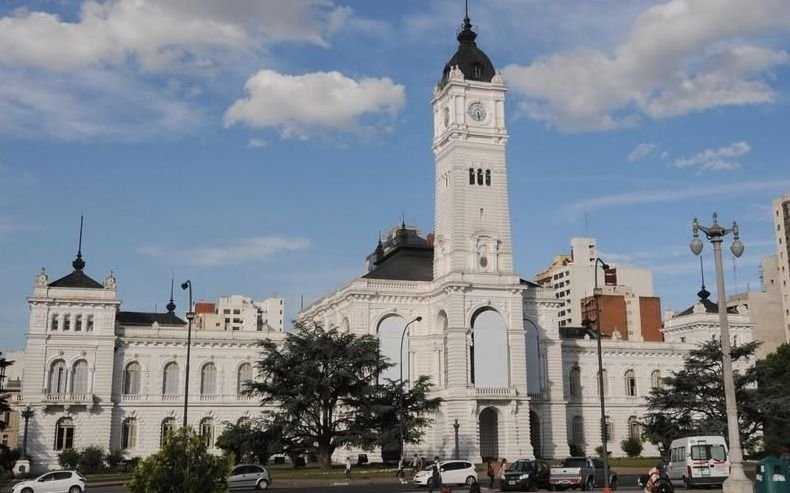 Dan marcha atrás con la circular de "faldas cortas" para empleadas municipales