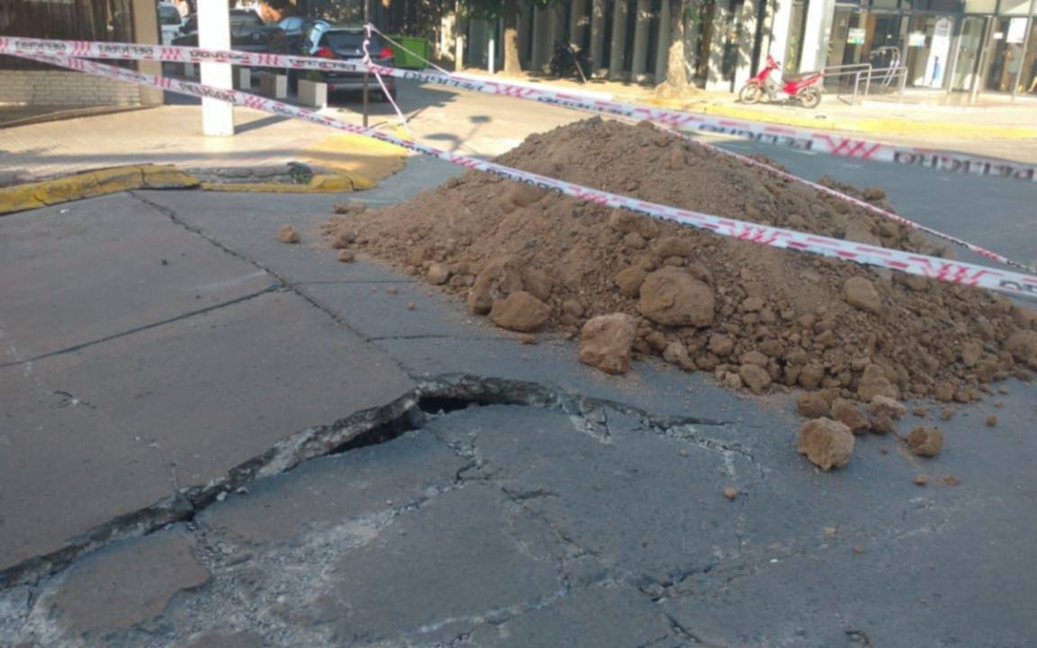 Denuncian que el asfalto se levantó en una calle de Ensenada