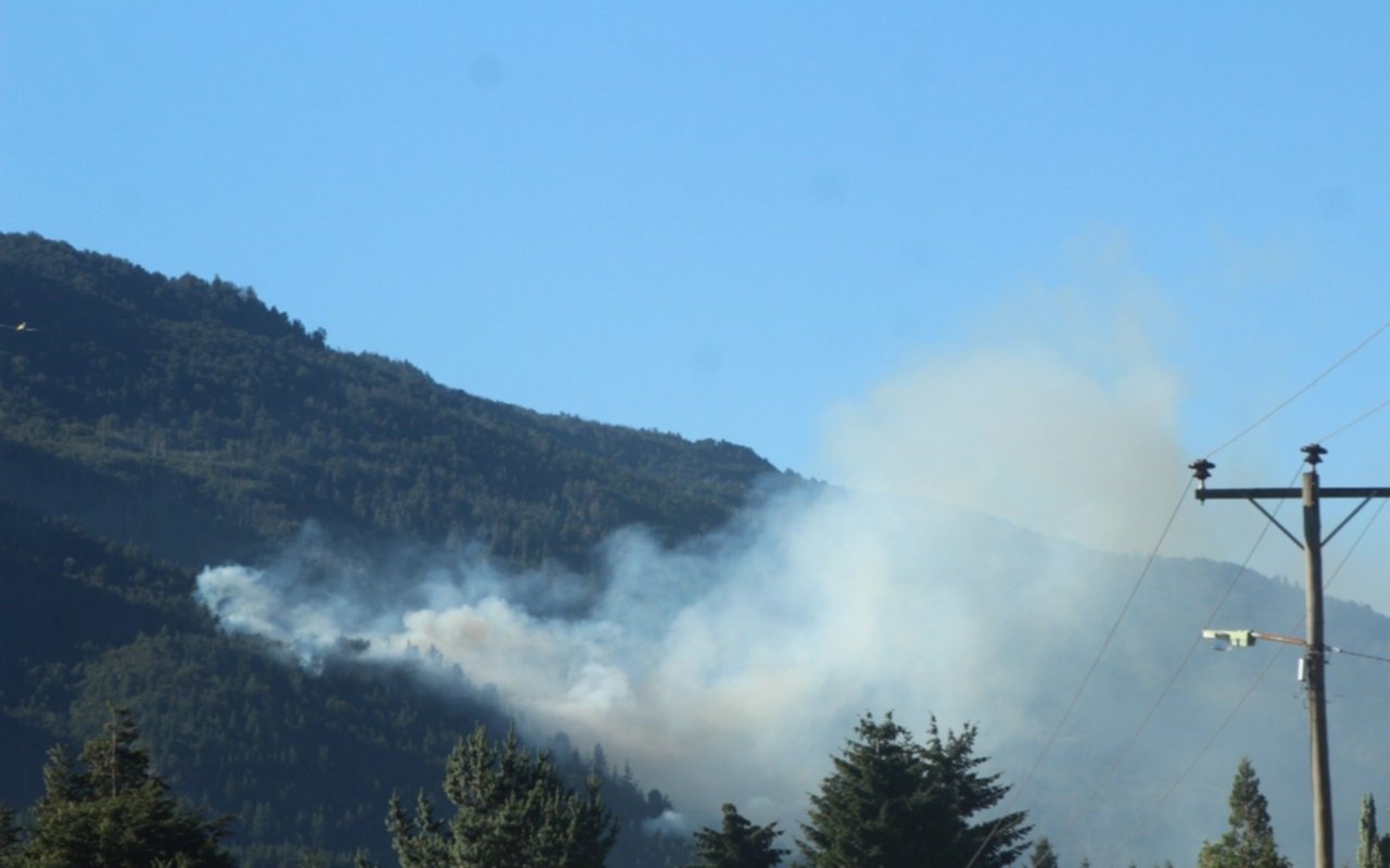 Continúa fuera de control el incendio en las cercanías de Lago Puelo