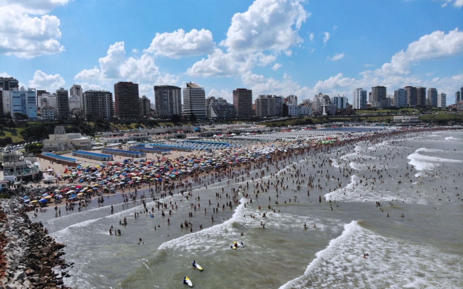 Jornada a pleno en Mar del Plata: la sensación térmica superó los 41 grados