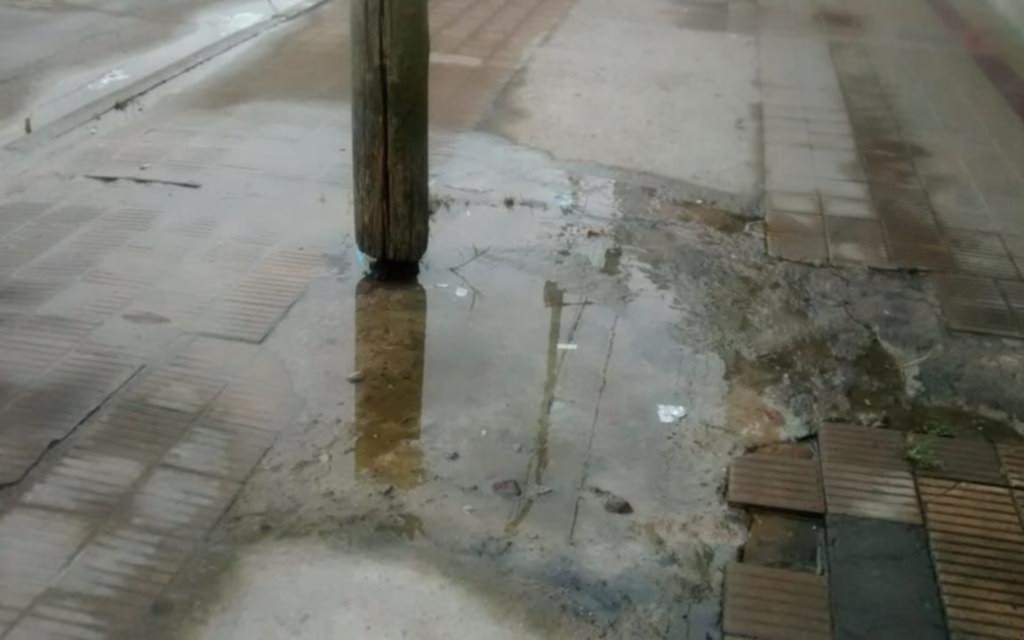 Pérdida de agua alrededor de un poste telefónico