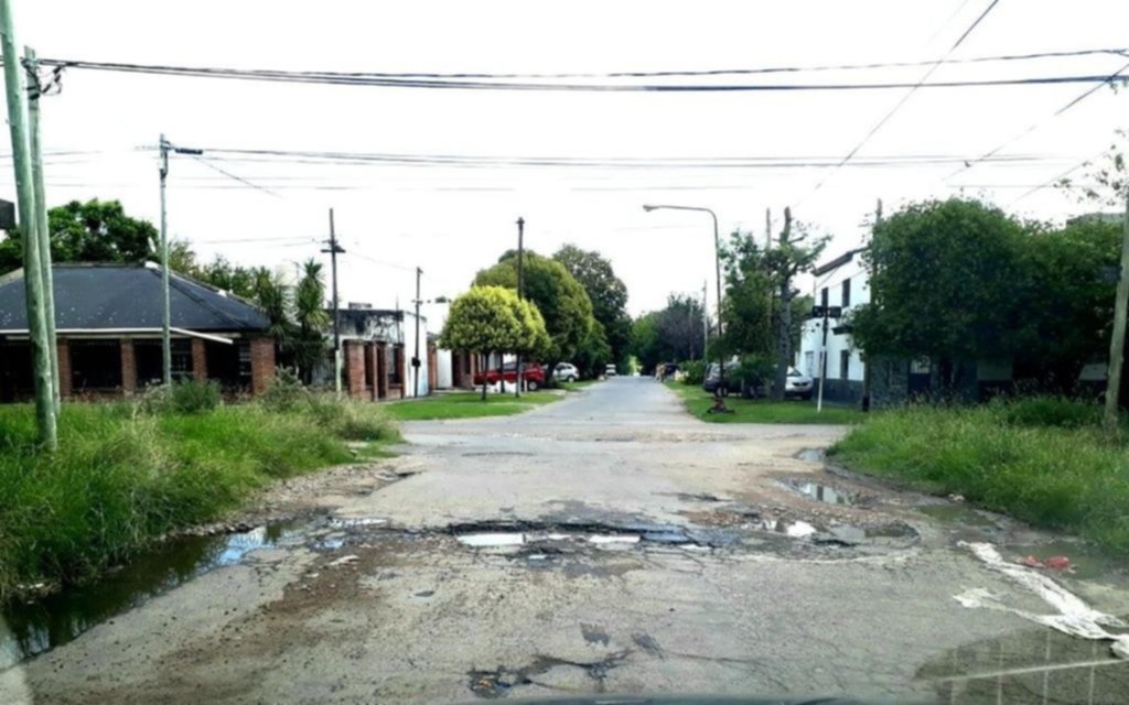 Piden obras para reparar la esquina de 46 y 139