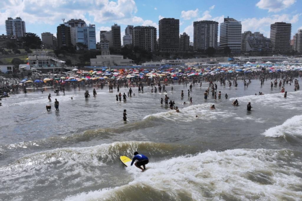 En Mar del Plata se vivió el mejor día de la temporada y las playas se llenaron de turistas