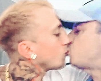 El beso del amor entre El Dipy y El Polaco