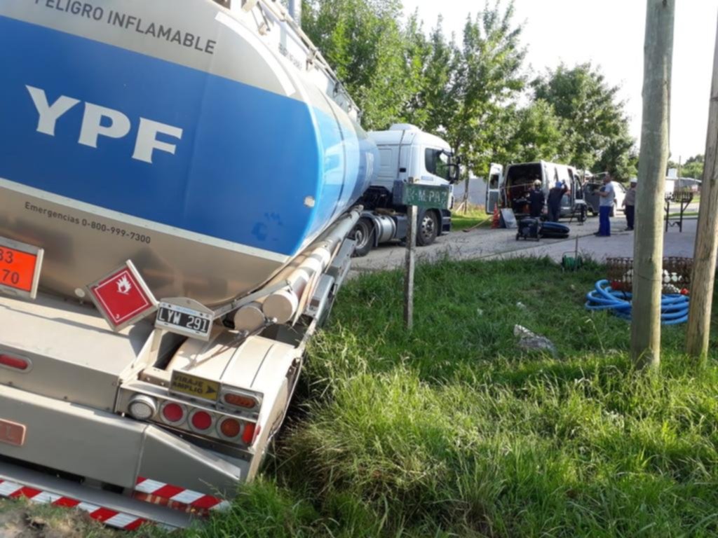 Un camión de YPF se quedó encajado y evacuaron cuatro cuadras para sacarlo