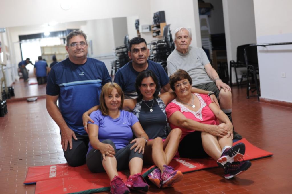 Pese al calor, cada vez hay más adultos mayores que entrenan en grupos