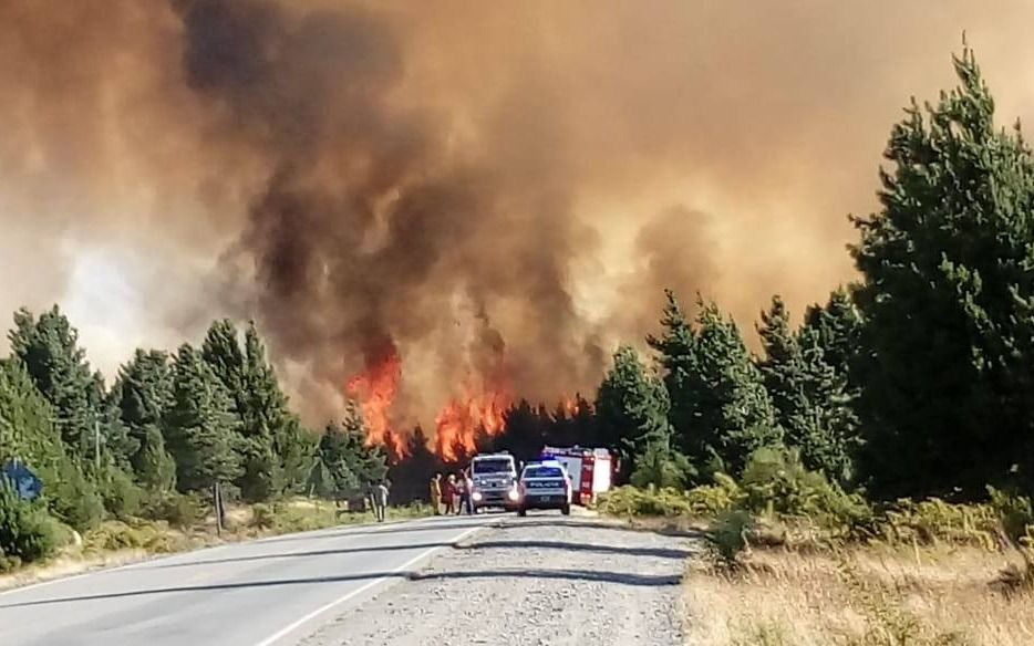 Después del hantavirus, otro drama en Epuyén: luchan contra los incendios