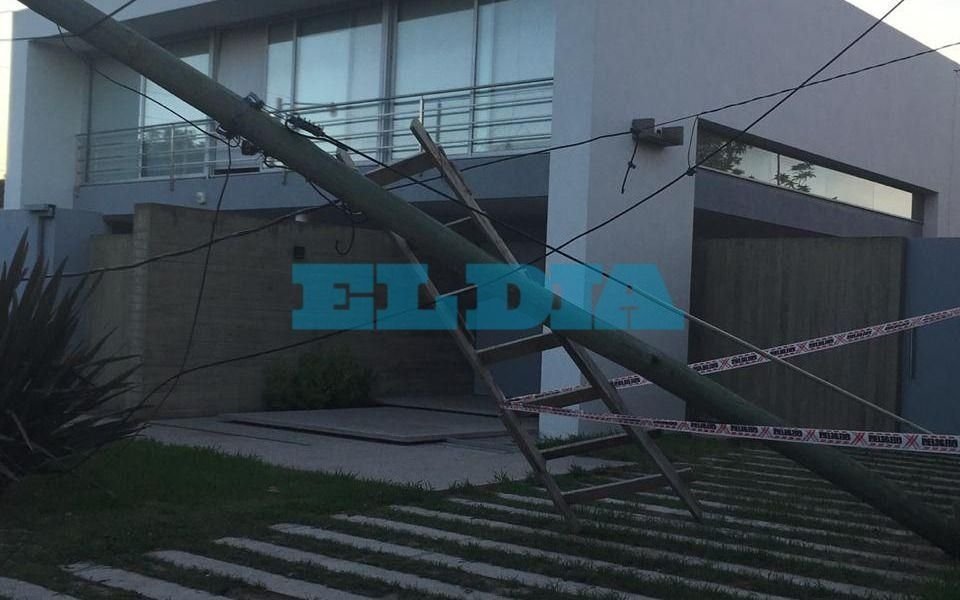 Temor por un poste de luz a punto de caer en 491 entre 24 y 25