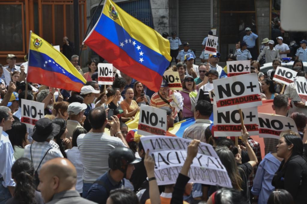 Nuevas marchas meten más presión al gobierno chavista para que abandone el poder