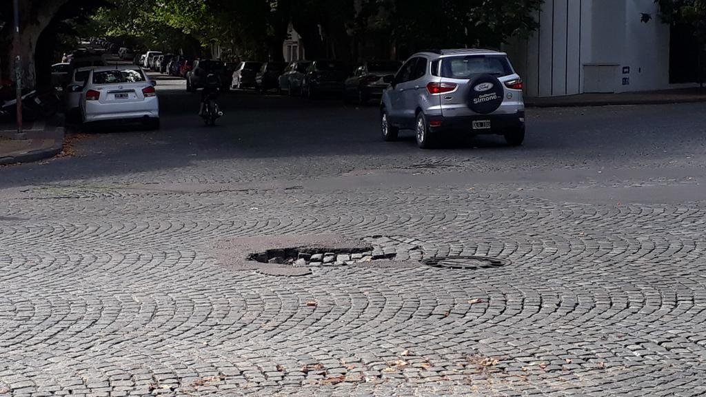 El empedrado sufre por un profundo pozo en 55 y 2