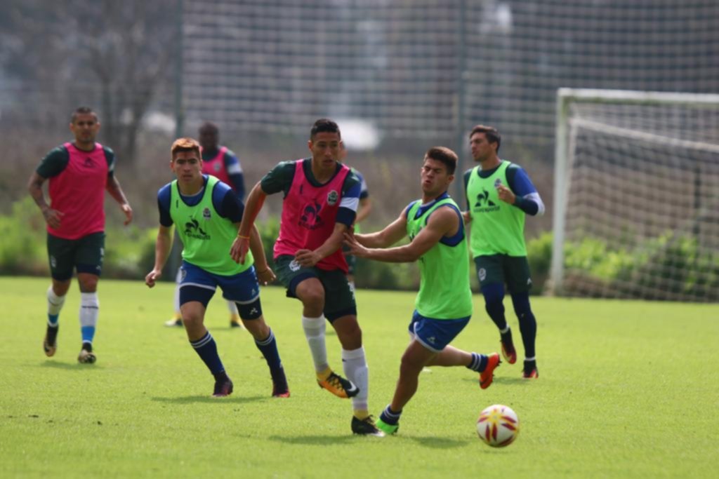 Troglio prueba y prueba, pero aún no termina de definir el equipo para recibir a Tigre