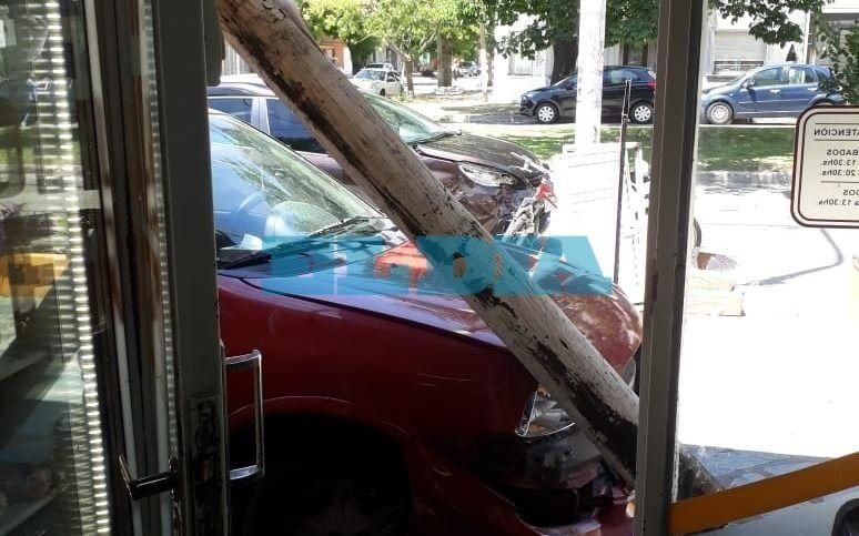 Susto en La Loma: tras un choque, uno de los autos casi termina dentro de un comercio