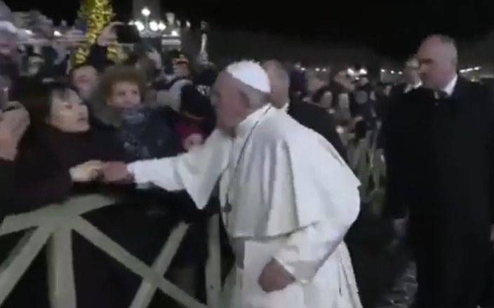 Francisco pidió "disculpas" por el incidente con una fiel en Plaza San Pedro