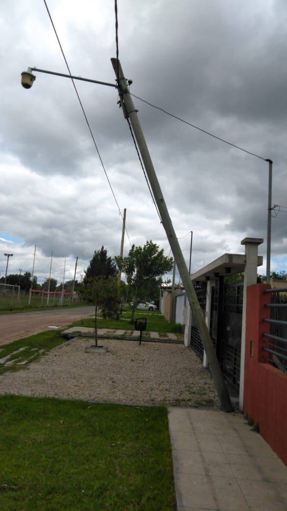 Denuncian un poste "a punto de caer" en Villa Castells