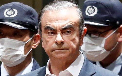 Escondido en la caja de un contrabajo, la insólita fuga del ex presidente de Renault