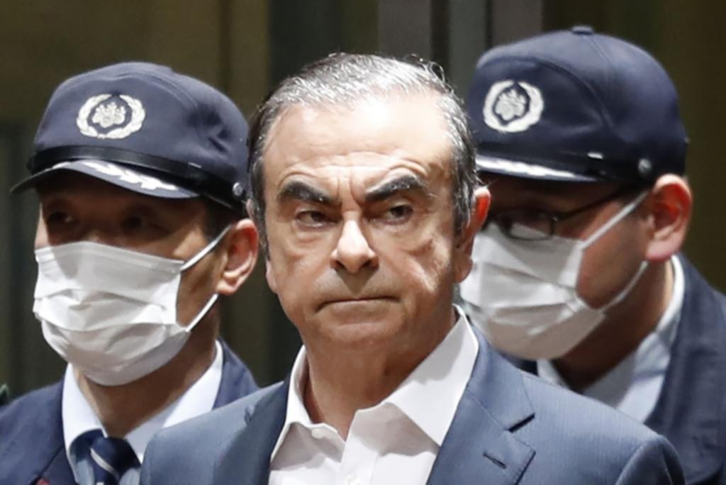 El ex CEO de Renault-Nissan se fugó de Japón al Líbano ¿en el estuche de un contrabajo?