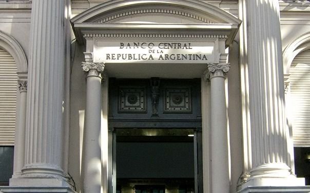 El Gobierno toma 1.300 millones de dólares del Banco Central para pagar deuda